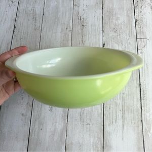 PREOWNED PYREX LIME GREEN MIXING BOWL 2 QUART SIZE